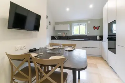 Cuisine ou kitchenette dans l'établissement Les Sorbiers & spa