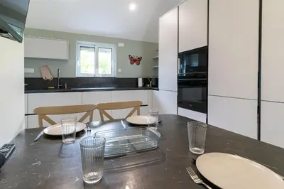 Cuisine ou kitchenette dans l'établissement Les Sorbiers & spa