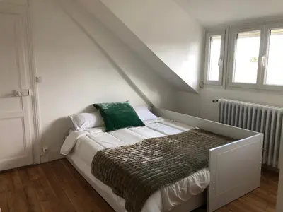 Un ou plusieurs lits dans un hébergement de l'établissement Maison familiale équipée, centre-ville