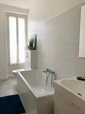 Salle de bains dans l'établissement Maison familiale équipée, centre-ville