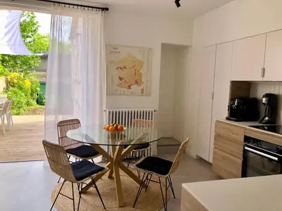 Cuisine ou kitchenette dans l'établissement Maison familiale équipée, centre-ville