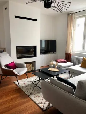 Télévision ou salle de divertissement dans l'établissement Maison familiale équipée, centre-ville