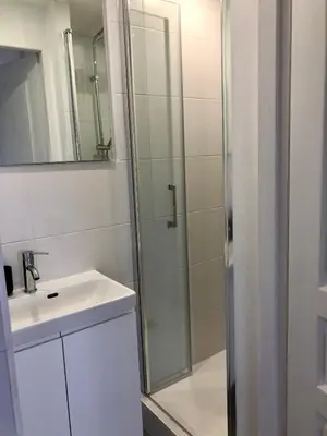 Salle de bains dans l'établissement Maison familiale équipée, centre-ville