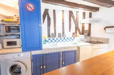 Cuisine ou kitchenette dans l'établissement La Petite Hermine
