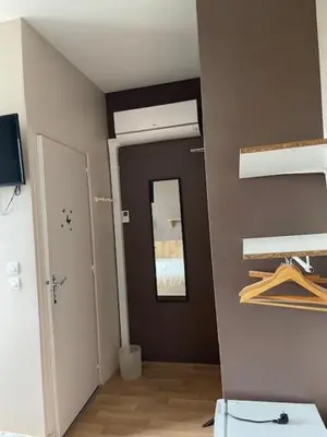 Télévision ou salle de divertissement dans l'établissement Les Chambres de la Gare