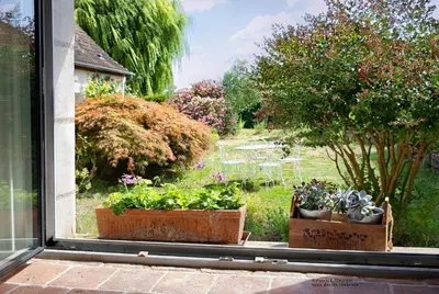 Jardin de l'établissement Le Clos des 2 Lys charmant gîte avec spa en Touraine