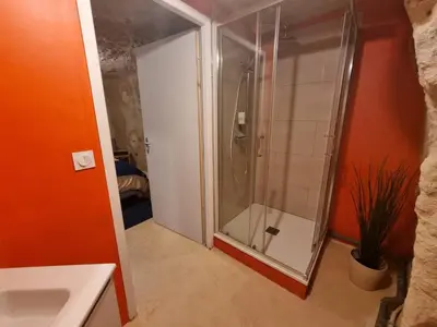 Salle de bains dans l'établissement Troglo en bord de Loire, entre vignes et châteaux