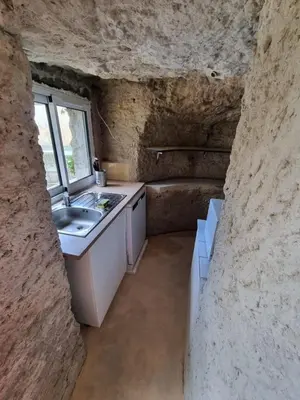 Cuisine ou kitchenette dans l'établissement Troglo en bord de Loire, entre vignes et châteaux