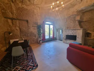 Coin salon dans l'établissement Troglo en bord de Loire, entre vignes et châteaux