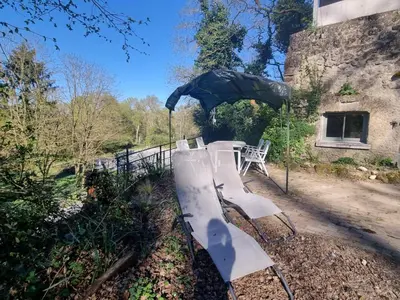 Jardin de l'établissement Troglo en bord de Loire, entre vignes et châteaux