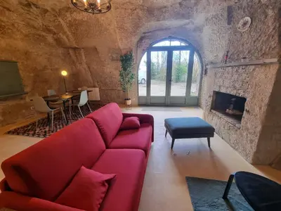 Coin salon dans l'établissement Troglo en bord de Loire, entre vignes et châteaux