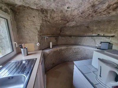 Cuisine ou kitchenette dans l'établissement Troglo en bord de Loire, entre vignes et châteaux