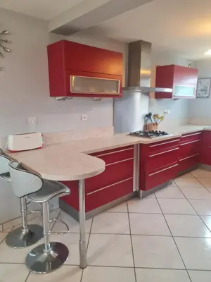 Cuisine ou kitchenette dans l'établissement Maison au Mans pour les 24h