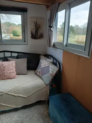 Coin salon dans l'établissement tiny house
