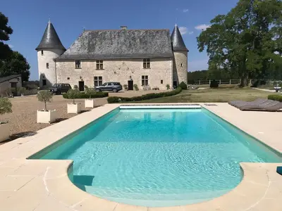Piscine de l'établissement Unique outbuildings of a medieval Loire castle ou située à proximité