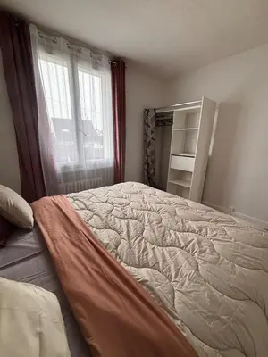 Un ou plusieurs lits dans un hébergement de l'établissement Maison cosy proche gare SNCF 2 chambres