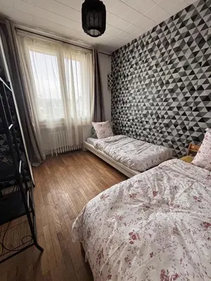 Un ou plusieurs lits dans un hébergement de l'établissement Maison cosy proche gare SNCF 2 chambres