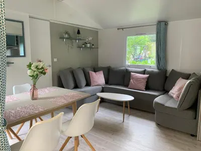 Coin salon dans l'établissement Mobil home près de l étang