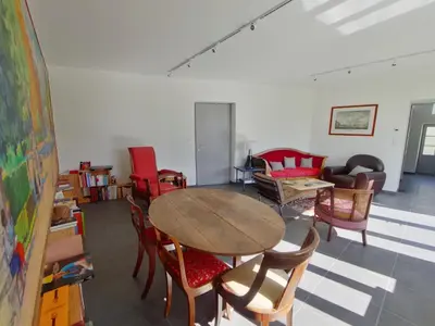 Coin salon dans l'établissement Maison de vacances à Sossais - Campagne calme, 3 chambres, proche sites touristiques - FR-1-541-172