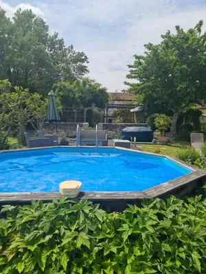 Piscine de l'établissement Jasmine cottage ou située à proximité