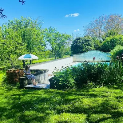 Jardin de l'établissement Gîte Eucalyptus L'Ecrin de Verdure piscine Chinon