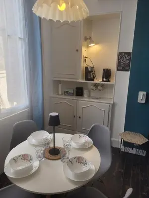 Cuisine ou kitchenette dans l'établissement Le Bourbon
