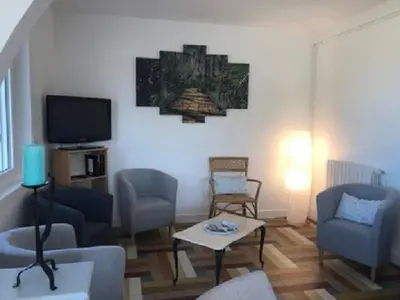 Télévision ou salle de divertissement dans l'établissement Les Loges