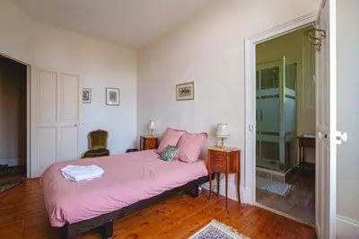 Un ou plusieurs lits dans un hébergement de l'établissement Chateau avec une vue sur la Loire