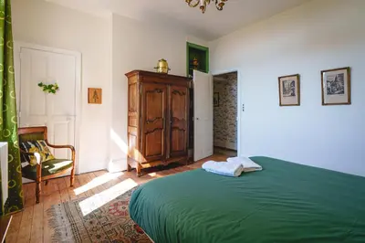Un ou plusieurs lits dans un hébergement de l'établissement Chateau avec une vue sur la Loire