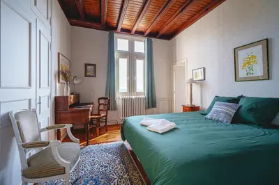 Un ou plusieurs lits dans un hébergement de l'établissement Chateau avec une vue sur la Loire