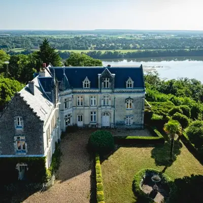 Chateau avec une vue sur la Loire