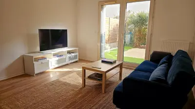 Télévision ou salle de divertissement dans l'établissement Paul Eluard - Maison au calme parking centre Tours