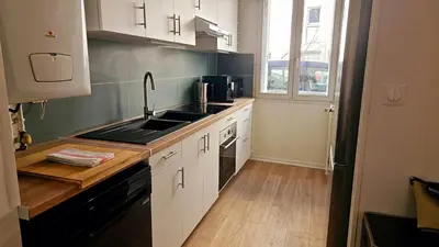 Cuisine ou kitchenette dans l'établissement Paul Eluard - Maison au calme parking centre Tours