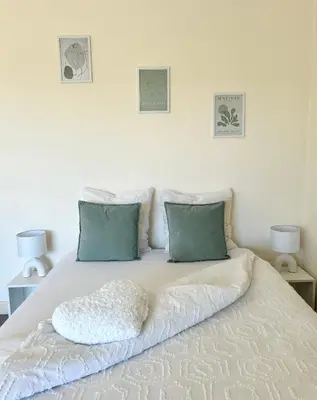 Un ou plusieurs lits dans un hébergement de l'établissement Petit Tourangeau - Jardin Botanique - Balcon