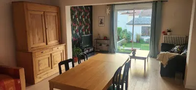 Coin salon dans l'établissement Maison proche centre ville et circuit avec jardin