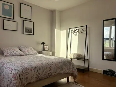 Un ou plusieurs lits dans un hébergement de l'établissement Maison proche centre ville et circuit avec jardin