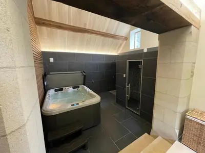 Salle de bains dans l'établissement Chambre Chinon