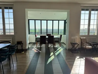 Coin salon dans l'établissement La Villa Camille - vue sur le Thouet BY PRIMO CONCIERGERIE