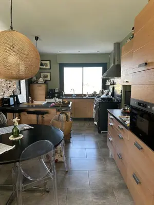 Cuisine ou kitchenette dans l'établissement Maison avec piscine