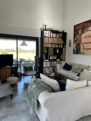 Coin salon dans l'établissement Maison avec piscine