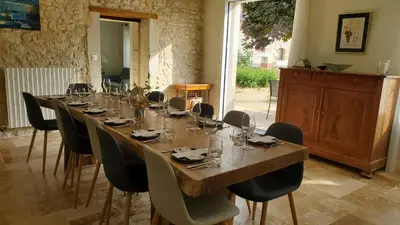 Restaurant ou autre lieu de restauration dans l'établissement Domaine de Brignon