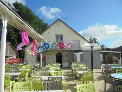Restaurant ou autre lieu de restauration dans l'établissement Mobil-home équipé pour un séjour au vert avec piscine