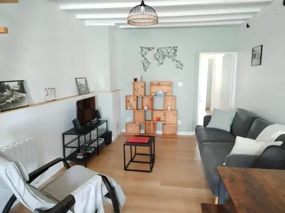Télévision ou salle de divertissement dans l'établissement L'yvréenne