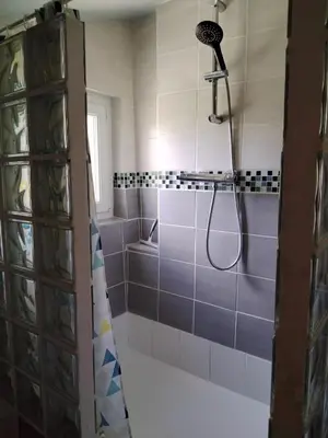 Salle de bains dans l'établissement L'yvréenne
