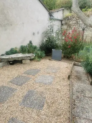 Jardin de l'établissement Maison Troglodyte