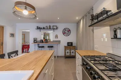 Cuisine ou kitchenette dans l'établissement La Maison de Papy Ours,Family ,Air-conditioned