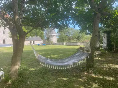 Jardin de l'établissement Séjour Historique au Domaine de Migny : Gîte avec Bain Nordique et Piscine - FR-1-591-731
