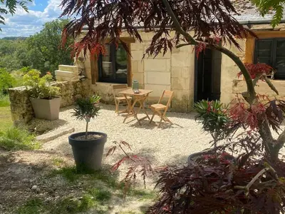 Jardin de l'établissement Séjour Historique au Domaine de Migny : Gîte avec Bain Nordique et Piscine - FR-1-591-731