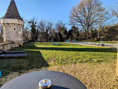 Jardin de l'établissement Séjour Historique au Domaine de Migny : Gîte avec Bain Nordique et Piscine - FR-1-591-731