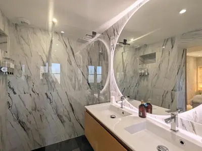Salle de bains dans l'établissement Séjour Historique au Domaine de Migny : Gîte avec Bain Nordique et Piscine - FR-1-591-731